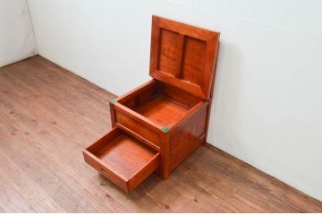 中古　未使用展示品　民芸家具　楡(ニレ)材　温かみのある色味が魅力的な収納付き囲炉裏チェア(椅子、ダイニングチェア、板座チェア)(R-076705)