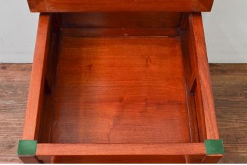 中古　未使用展示品　民芸家具　楡(ニレ)材　温かみのある色味が魅力的な収納付き囲炉裏チェア(椅子、ダイニングチェア、板座チェア)(R-076705)