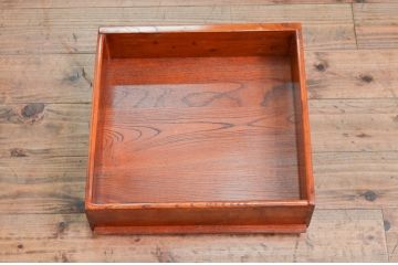中古　未使用展示品　民芸家具　楡(ニレ)材　温かみのある色味が魅力的な収納付き囲炉裏チェア(椅子、ダイニングチェア、板座チェア)(R-076705)
