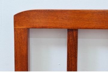 中古　未使用展示品　民芸家具　楡(ニレ)材　温かみのある色味が魅力的な収納付き囲炉裏チェア(椅子、ダイニングチェア、板座チェア)(R-076705)