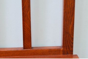 中古　未使用展示品　民芸家具　楡(ニレ)材　温かみのある色味が魅力的な収納付き囲炉裏チェア(椅子、ダイニングチェア、板座チェア)(R-076705)