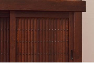 和製アンティーク　上手物!!　手仕事の温かみを感じる丸桟引き戸の二段重ね四尺水屋箪笥(収納棚、戸棚、食器棚、キャビネット)(R-076706)