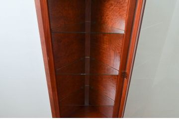 アメリカビンテージ　美品　DREXEL HERITAGE(ドレクセルヘリテイジ)　杢目の美しい上品でシンプルなコーナーキャビネット(飾り棚、収納棚、戸棚、ヴィンテージ)(R-076712)