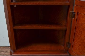 アメリカビンテージ　美品　DREXEL HERITAGE(ドレクセルヘリテイジ)　杢目の美しい上品でシンプルなコーナーキャビネット(飾り棚、収納棚、戸棚、ヴィンテージ)(R-076712)