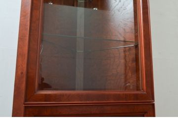 アメリカビンテージ　美品　DREXEL HERITAGE(ドレクセルヘリテイジ)　杢目の美しい上品でシンプルなコーナーキャビネット(飾り棚、収納棚、戸棚、ヴィンテージ)(R-076712)