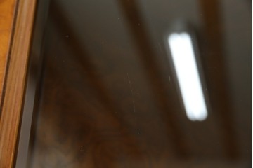 アメリカビンテージ　美品　DREXEL HERITAGE(ドレクセルヘリテイジ)　杢目の美しい上品でシンプルなコーナーキャビネット(飾り棚、収納棚、戸棚、ヴィンテージ)(R-076712)