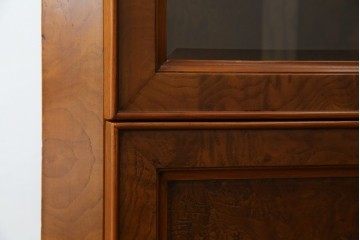 アメリカビンテージ　美品　DREXEL HERITAGE(ドレクセルヘリテイジ)　杢目の美しい上品でシンプルなコーナーキャビネット(飾り棚、収納棚、戸棚、ヴィンテージ)(R-076712)