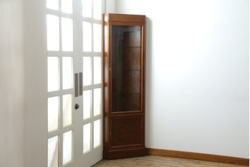 アメリカビンテージ　美品　DREXEL HERITAGE(ドレクセルヘリテイジ)　杢目の美しい上品でシンプルなコーナーキャビネット(飾り棚、収納棚、戸棚、ヴィンテージ)(R-076712)