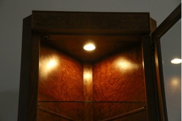 アメリカビンテージ　美品　DREXEL HERITAGE(ドレクセルヘリテイジ)　杢目の美しい上品でシンプルなコーナーキャビネット(飾り棚、収納棚、戸棚、ヴィンテージ)(R-076712)