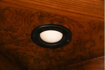 アメリカビンテージ　美品　DREXEL HERITAGE(ドレクセルヘリテイジ)　杢目の美しい上品でシンプルなコーナーキャビネット(飾り棚、収納棚、戸棚、ヴィンテージ)(R-076712)