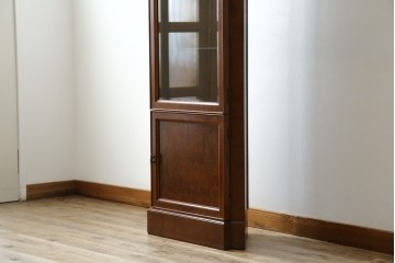 アメリカビンテージ　美品　DREXEL HERITAGE(ドレクセルヘリテイジ)　杢目の美しい上品でシンプルなコーナーキャビネット(飾り棚、収納棚、戸棚、ヴィンテージ)(R-076712)