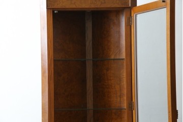 アメリカビンテージ　美品　DREXEL HERITAGE(ドレクセルヘリテイジ)　杢目の美しい上品でシンプルなコーナーキャビネット(飾り棚、収納棚、戸棚、ヴィンテージ)(R-076712)