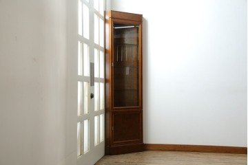 アメリカビンテージ　美品　DREXEL HERITAGE(ドレクセルヘリテイジ)　杢目の美しい上品でシンプルなコーナーキャビネット(飾り棚、収納棚、戸棚、ヴィンテージ)(R-076712)