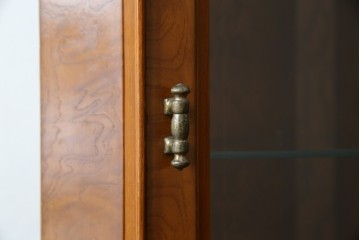 アメリカビンテージ　美品　DREXEL HERITAGE(ドレクセルヘリテイジ)　杢目の美しい上品でシンプルなコーナーキャビネット(飾り棚、収納棚、戸棚、ヴィンテージ)(R-076712)