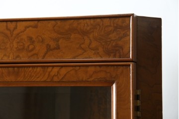 アメリカビンテージ　美品　DREXEL HERITAGE(ドレクセルヘリテイジ)　杢目の美しい上品でシンプルなコーナーキャビネット(飾り棚、収納棚、戸棚、ヴィンテージ)(R-076712)