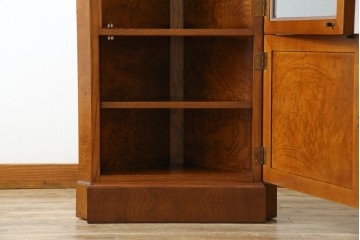 アメリカビンテージ　美品　DREXEL HERITAGE(ドレクセルヘリテイジ)　杢目の美しい上品でシンプルなコーナーキャビネット(飾り棚、収納棚、戸棚、ヴィンテージ)(R-076712)