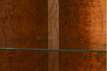 アメリカビンテージ　美品　DREXEL HERITAGE(ドレクセルヘリテイジ)　杢目の美しい上品でシンプルなコーナーキャビネット(飾り棚、収納棚、戸棚、ヴィンテージ)(R-076712)