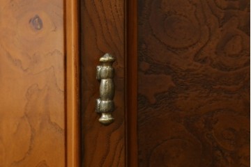 アメリカビンテージ　美品　DREXEL HERITAGE(ドレクセルヘリテイジ)　杢目の美しい上品でシンプルなコーナーキャビネット(飾り棚、収納棚、戸棚、ヴィンテージ)(R-076712)