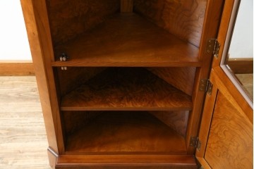 アメリカビンテージ　美品　DREXEL HERITAGE(ドレクセルヘリテイジ)　杢目の美しい上品でシンプルなコーナーキャビネット(飾り棚、収納棚、戸棚、ヴィンテージ)(R-076712)