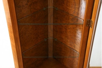 アメリカビンテージ　美品　DREXEL HERITAGE(ドレクセルヘリテイジ)　杢目の美しい上品でシンプルなコーナーキャビネット(飾り棚、収納棚、戸棚、ヴィンテージ)(R-076712)