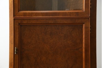 アメリカビンテージ　美品　DREXEL HERITAGE(ドレクセルヘリテイジ)　杢目の美しい上品でシンプルなコーナーキャビネット(飾り棚、収納棚、戸棚、ヴィンテージ)(R-076712)