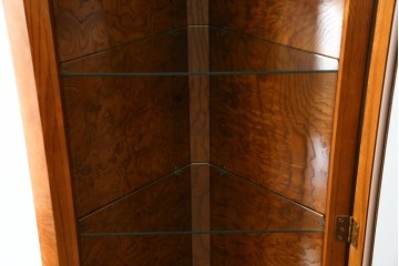 アメリカビンテージ　美品　DREXEL HERITAGE(ドレクセルヘリテイジ)　杢目の美しい上品でシンプルなコーナーキャビネット(飾り棚、収納棚、戸棚、ヴィンテージ)(R-076712)