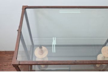 フランスアンティーク　棚受けのデザインが個性的な真鍮フレームの脚付きガラスケース(ショーケース、Gケース、ディスプレイケース、コレクションケース、キャビネット、飾り棚、陳列棚、店舗什器)(R-076713)