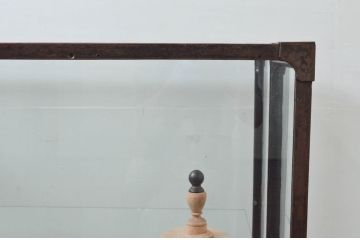フランスアンティーク　棚受けのデザインが個性的な真鍮フレームの脚付きガラスケース(ショーケース、Gケース、ディスプレイケース、コレクションケース、キャビネット、飾り棚、陳列棚、店舗什器)(R-076713)