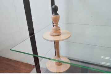 フランスアンティーク　棚受けのデザインが個性的な真鍮フレームの脚付きガラスケース(ショーケース、Gケース、ディスプレイケース、コレクションケース、キャビネット、飾り棚、陳列棚、店舗什器)(R-076713)