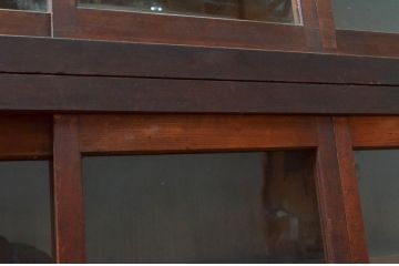 和製アンティーク　ゆらゆらガラス　レトロ感漂う四枚引き戸の重厚なサイドボード(収納棚、和風サイドキャビネット、食器棚、飾り棚、戸棚)(R-076716)