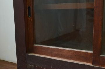 和製アンティーク　ゆらゆらガラス　レトロ感漂う四枚引き戸の重厚なサイドボード(収納棚、和風サイドキャビネット、食器棚、飾り棚、戸棚)(R-076716)
