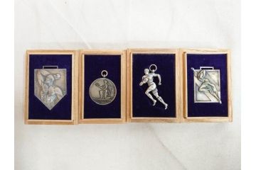 戦前　学習院　純銀 SILVER950もある 銀製5点 総重量約99.85g　メダルなどまとめて82個セット(宮本商行、バッジ、記念、スポーツ、野球、ラグビー、柔道、剣道、弓道、テニス、ホッケー、競技、運動会、箱付き)(R-076727)