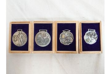戦前　学習院　純銀 SILVER950もある 銀製5点 総重量約99.85g　メダルなどまとめて82個セット(宮本商行、バッジ、記念、スポーツ、野球、ラグビー、柔道、剣道、弓道、テニス、ホッケー、競技、運動会、箱付き)(R-076727)