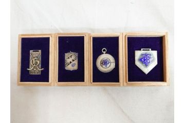 戦前　学習院　純銀 SILVER950もある 銀製5点 総重量約99.85g　メダルなどまとめて82個セット(宮本商行、バッジ、記念、スポーツ、野球、ラグビー、柔道、剣道、弓道、テニス、ホッケー、競技、運動会、箱付き)(R-076727)