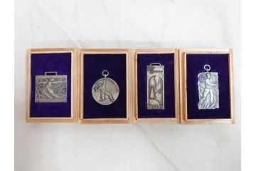戦前　学習院　純銀 SILVER950もある 銀製5点 総重量約99.85g　メダルなどまとめて82個セット(宮本商行、バッジ、記念、スポーツ、野球、ラグビー、柔道、剣道、弓道、テニス、ホッケー、競技、運動会、箱付き)(R-076727)