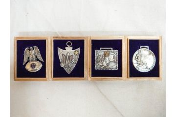 戦前　学習院　純銀 SILVER950もある 銀製5点 総重量約99.85g　メダルなどまとめて82個セット(宮本商行、バッジ、記念、スポーツ、野球、ラグビー、柔道、剣道、弓道、テニス、ホッケー、競技、運動会、箱付き)(R-076727)