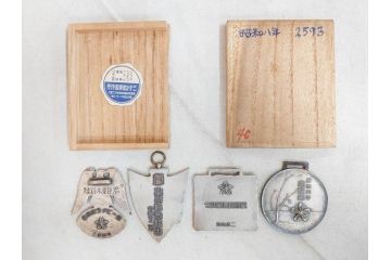 戦前　学習院　純銀 SILVER950もある 銀製5点 総重量約99.85g　メダルなどまとめて82個セット(宮本商行、バッジ、記念、スポーツ、野球、ラグビー、柔道、剣道、弓道、テニス、ホッケー、競技、運動会、箱付き)(R-076727)