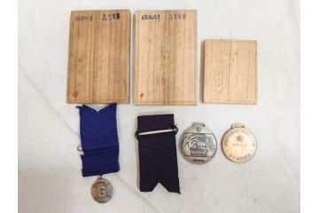 戦前　学習院　純銀 SILVER950もある 銀製5点 総重量約99.85g　メダルなどまとめて82個セット(宮本商行、バッジ、記念、スポーツ、野球、ラグビー、柔道、剣道、弓道、テニス、ホッケー、競技、運動会、箱付き)(R-076727)