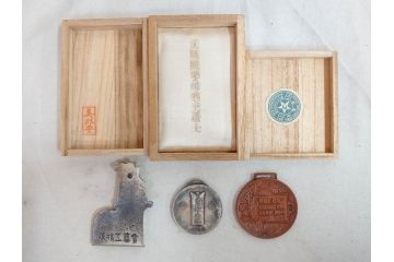 戦前　学習院　純銀 SILVER950もある 銀製5点 総重量約99.85g　メダルなどまとめて82個セット(宮本商行、バッジ、記念、スポーツ、野球、ラグビー、柔道、剣道、弓道、テニス、ホッケー、競技、運動会、箱付き)(R-076727)