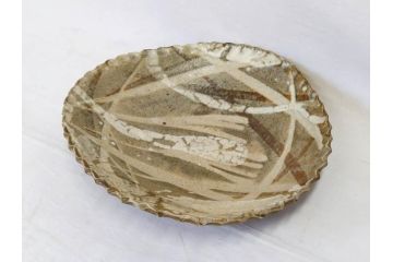 人間国宝　田村耕一　約28cm　9.3寸　深みのある色合いと繊細な絵付けが目を惹くいげ皿(イゲ縁、変形皿、大皿、和皿、和食器、九寸三分)(R-076729)