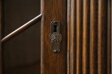 イギリスアンティーク　オーク材　美しい彫刻のブックケース(本箱、本棚、収納棚、戸棚、サイドキャビネット、英国)(R-076733)