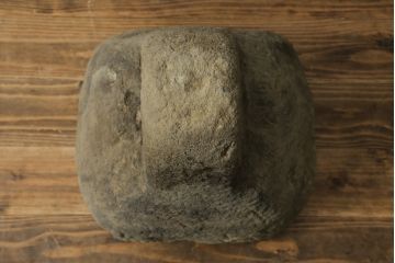 和製アンティーク　当時の暮らしに思いを馳せる味わい深い馬繋石(うまつなぎいし、馬つなぎ石、重し石、重石、駒繋石)(R-076736)