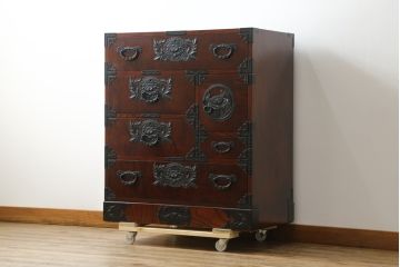 中古　美品　仙台民芸箪笥　欅産業　漆塗り　力強い杢目と立派な金具が目を惹く仙台箪笥(引き出し、収納タンス、整理箪笥、サイドチェスト)(R-076738)