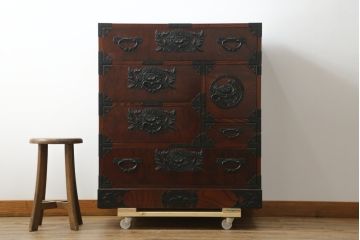 中古　美品　仙台民芸箪笥　欅産業　漆塗り　力強い杢目と立派な金具が目を惹く仙台箪笥(引き出し、収納タンス、整理箪笥、サイドチェスト)(R-076738)
