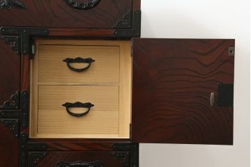 中古　美品　仙台民芸箪笥　欅産業　漆塗り　力強い杢目と立派な金具が目を惹く仙台箪笥(引き出し、収納タンス、整理箪笥、サイドチェスト)(R-076738)