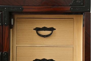 中古　美品　仙台民芸箪笥　欅産業　漆塗り　力強い杢目と立派な金具が目を惹く仙台箪笥(引き出し、収納タンス、整理箪笥、サイドチェスト)(R-076738)