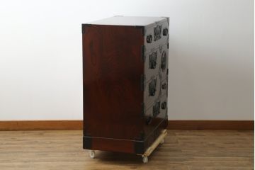 中古　美品　仙台民芸箪笥　欅産業　漆塗り　力強い杢目と立派な金具が目を惹く仙台箪笥(引き出し、収納タンス、整理箪笥、サイドチェスト)(R-076738)