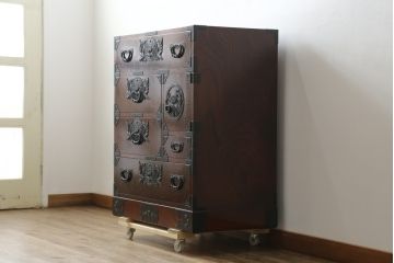 中古　美品　仙台民芸箪笥　欅産業　漆塗り　力強い杢目と立派な金具が目を惹く仙台箪笥(引き出し、収納タンス、整理箪笥、サイドチェスト)(R-076738)