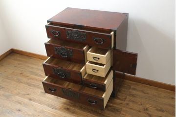 中古　美品　仙台民芸箪笥　欅産業　漆塗り　力強い杢目と立派な金具が目を惹く仙台箪笥(引き出し、収納タンス、整理箪笥、サイドチェスト)(R-076738)