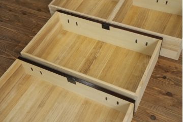 中古　美品　仙台民芸箪笥　欅産業　漆塗り　力強い杢目と立派な金具が目を惹く仙台箪笥(引き出し、収納タンス、整理箪笥、サイドチェスト)(R-076738)